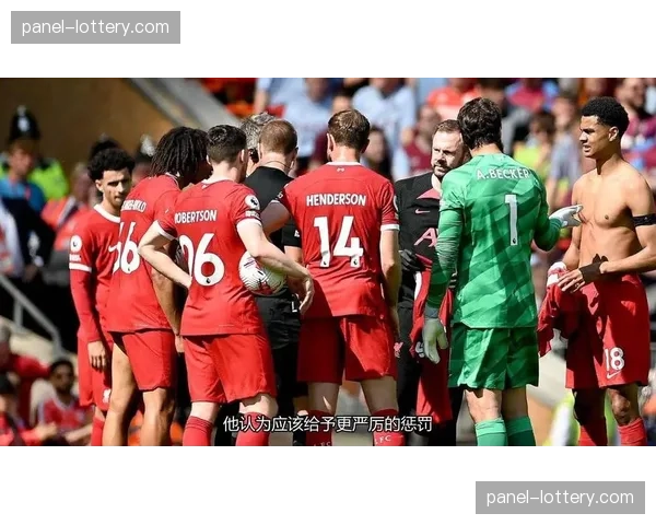 实时消息：维拉中卫保-托雷斯因拦截对手纵深直塞战术犯规，领到黄牌