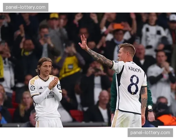 终场哨响，39岁的莫德里奇与克罗斯在中场相拥庆祝晋级